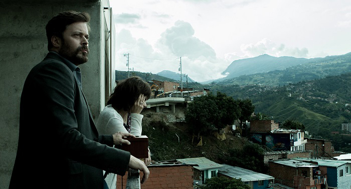 Fotograma de Humanpersons con dos personajes contemplando la ciudad
