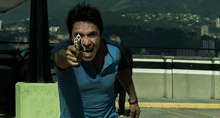 Fotograma de Humanpersons con un personaje apuntando hacia cámara